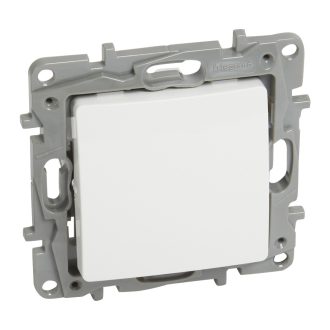 Legrand 764507 Niloé egypólusú nyomó 6A, NO-NC, fehér